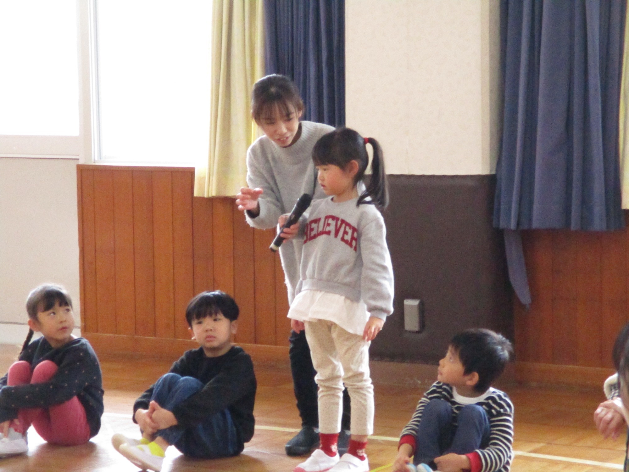 オープニングは、年長　百合組のマーチングからスタートです。緊張してドキドキの様子。