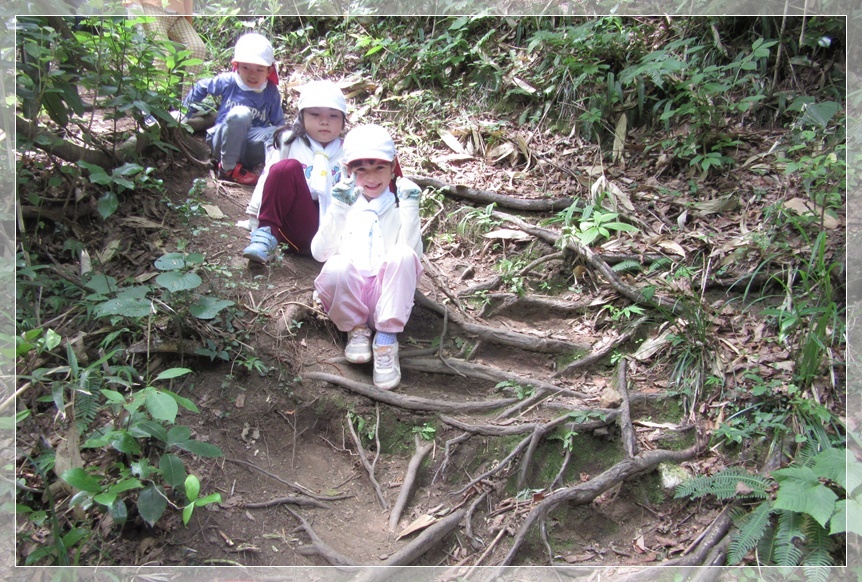 オープニングは、年長　百合組のマーチングからスタートです。緊張してドキドキの様子。