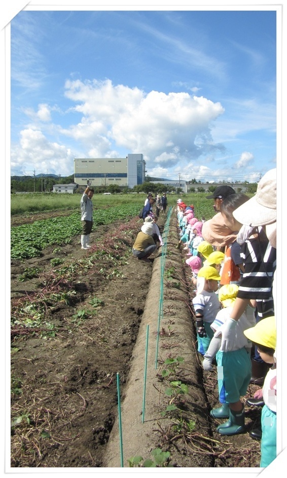 オープニングは、年長　百合組のマーチングからスタートです。緊張してドキドキの様子。