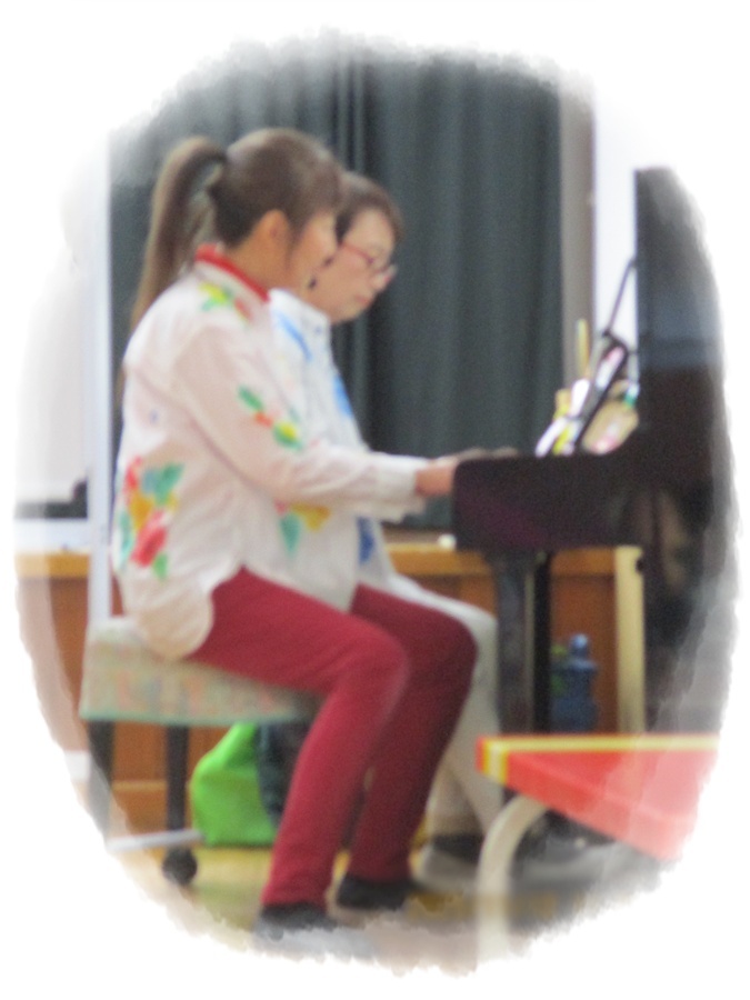 オープニングは、年長　百合組のマーチングからスタートです。緊張してドキドキの様子。