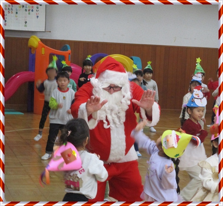 オープニングは、年長 百合組のマーチングからスタートです。緊張してドキドキの様子。