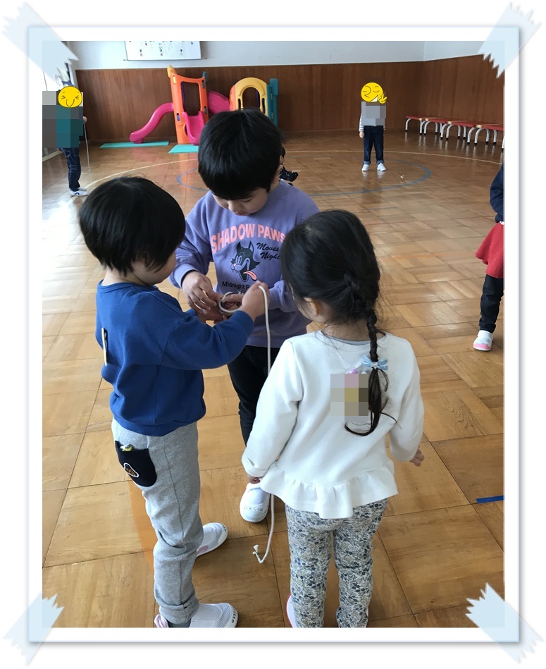 オープニングは、年長　百合組のマーチングからスタートです。緊張してドキドキの様子。